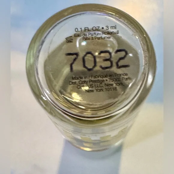 Mini Perfumes Bundle 2/$20
- Giorgio Armani My Way 7ml
- Miu Miu L'EAU BLEUE - Picture 3 of 3